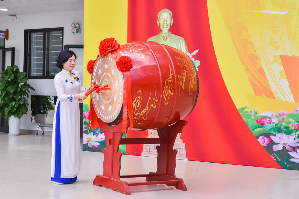 Cô giáo Chu Thị Xuân Hường, Hiệu trưởng Trường THCS Hoàng Mai đánh trống khai trường. Năm học 2022 – 2023, Trường THCS Hoàng Mai quyết tâm thực hiện chủ đề: “Đoàn kết, sáng tạo, ra sức phấn đấu hoàn thành tốt các nhiệm vụ và mục tiêu đổi mới, củng cố và nâng cao chất lượng giáo dục và đào tạo.” (Ảnh: CTV/Vietnam+)