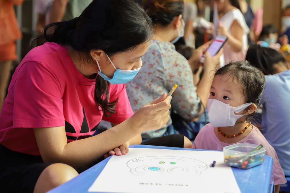Bên cạnh đó, bảo tàng còn có các hoạt động vui chơi khác thu hút nhiều gia đình và trẻ nhỏ như: Rạp chiếu phim 3D, tô tranh, bán quà lưu niệm,... (Ảnh: Hoài Nam/Vietnam+)