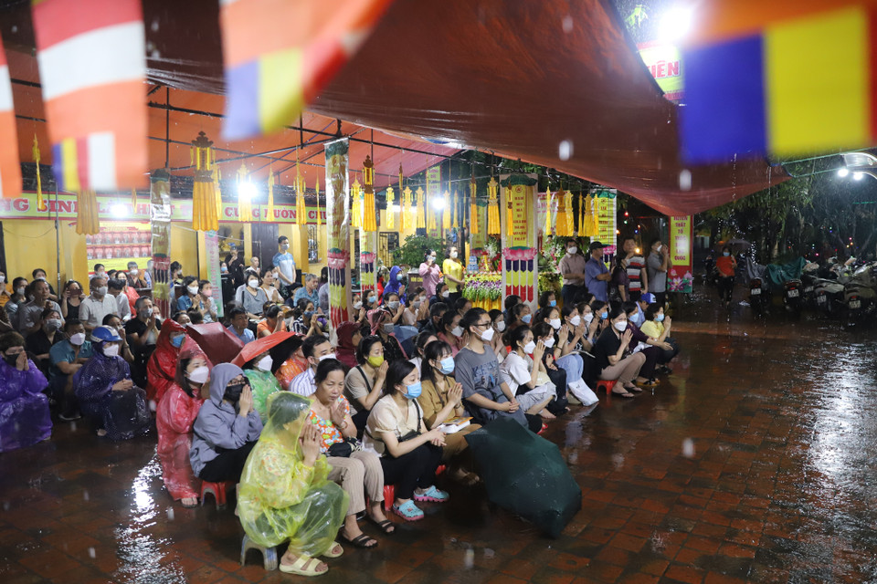 Mặc dù trời mưa rất lớn nhưng có rất đông người dân đã đến chùa Phúc Khánh để dự lễ Vu Lan. (Ảnh: Hoài Nam/Vietnam+)