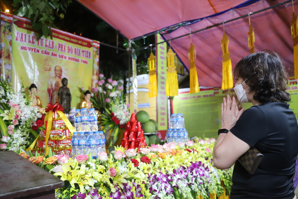 Chị Nguyễn Thị Hồng Hà (Đống Đa, Hà Nội) đến chùa từ 18 giờ 30, chị chia sẻ: 'Mỗi năm tới dịp lễ Vu Lan, dù công việc có bận rộn tôi vẫn dành thời gian dự lễ để cầu bình an cho cha mẹ.' (Ảnh: Hoài Nam/Vietnam+)