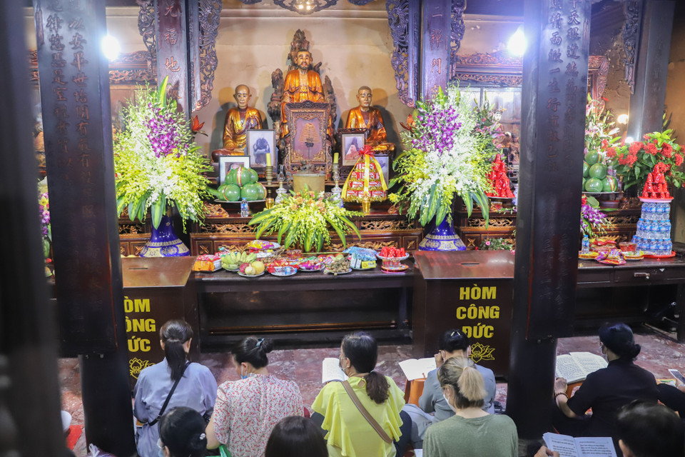19 giờ, nhà chùa tổ chức khóa cúng Nhiếp linh-Khóa cúng Triệu linh-Khóa cúng Phật và sau đó tụng kinh cầu siêu-Vu Lan báo ân cha mẹ. (Ảnh: Hoài Nam/Vietnam+)