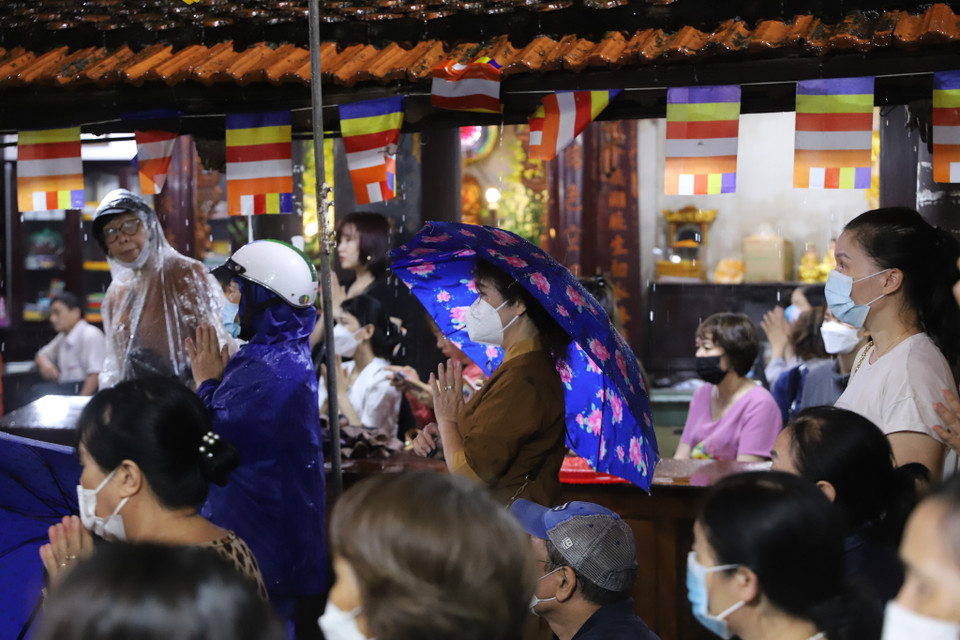 Xuất phát từ truyền thuyết về Tôn giả Mục Kiều Liên, đệ tử xuất chúng của đức Phật đã cứu mẹ của mình ra khỏi kiếp ngạ quỷ, Vu Lan là ngày lễ hằng năm để tưởng nhớ về ân đức sinh thành, dưỡng dục, hướng tâm về cha mẹ, tổ tiên. (Ảnh: Hoài Nam/Vietnam+)