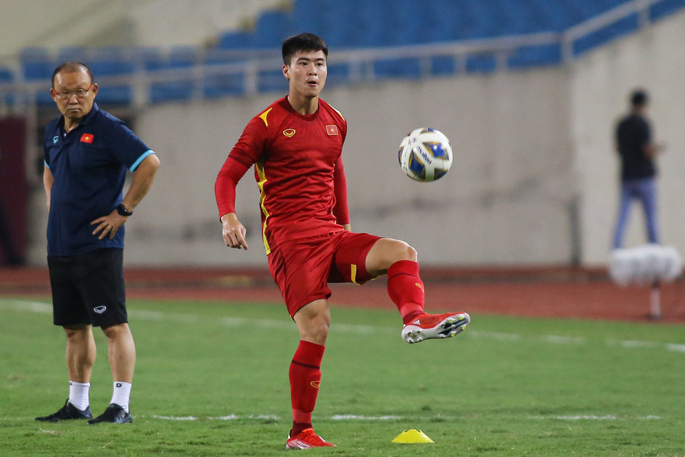 Bùi Tiến Dũng bất ngờ được đăng ký thi đấu cho trận đấu Việt Nam-Australia. Nhiều khả năng trung vệ này thay Đỗ Duy Mạnh vừa bị treo giò vì thẻ đỏ. (Ảnh: PV/Vietnam+)