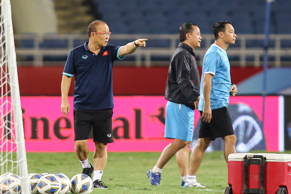 Huấn luyện viên Park Hang-seo tỏ ra gấp gáp trong buổi tập cuối cùng của tuyển Việt Nam trước khi đối đầu Australia. (Ảnh: PV/Vietnam+)