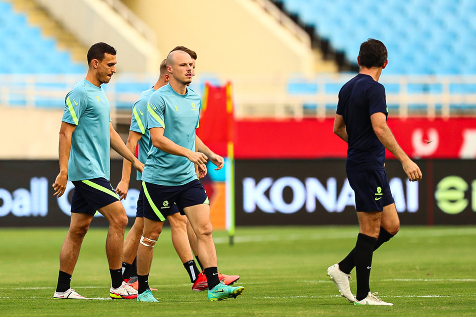 Cầu thủ đắt giá nhất của đội bóng này hiện tại là Aaron Mooy (giữa) có giá khoảng 7,5 triệu euro. Tiền vệ này từng thi đấu tại Premier League. (Ảnh: PV/Vietnam+)