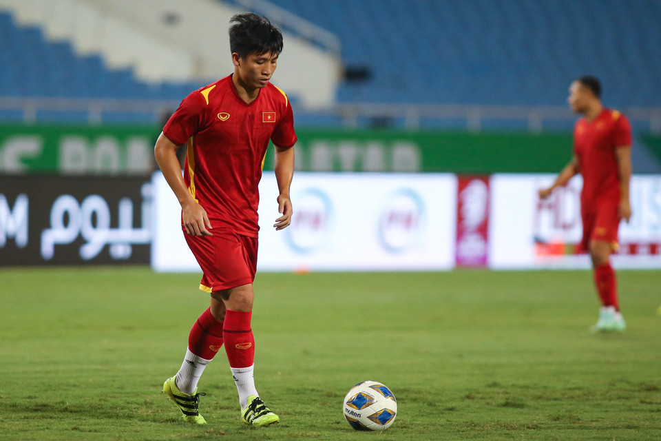 Trung vệ Bùi Tiến Dũng tập luyện tốt trong phần đầu buổi tập chính thức trên sân Mỹ Đình của đội tuyển Việt Nam vào tối nay (6/9) dù mới gặp chấn thương cách đây khoảng 1 tuần. (Ảnh: PV/Vietnam+)