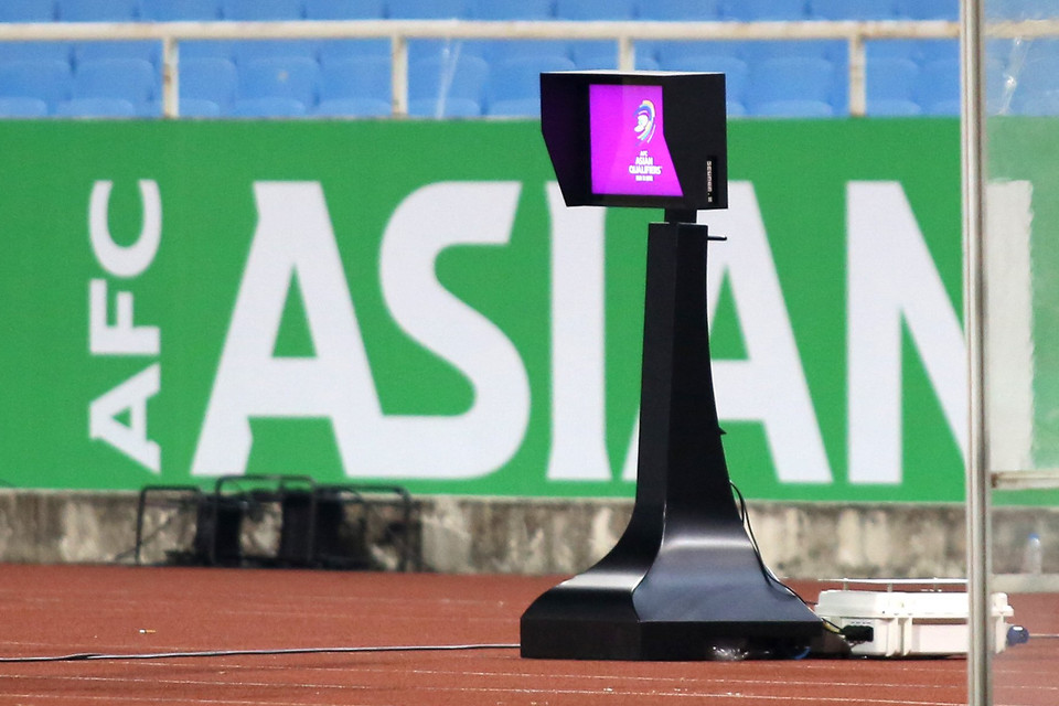 Tại sân Mỹ Đình, mọi công tác chuẩn bị cho trận đấu Việt Nam-Australia ở vòng loại thứ ba World Cup đều đã hoàn tất. Trong ảnh, màn hình VAR đã sẵn sàng hoạt động. (Ảnh: PV/Vietnam+)