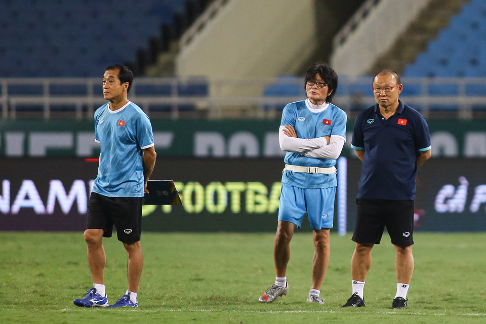 Huấn luyện viên Park Hang-seo đã phải thảo luận rất kỹ với bác sỹ Choi và trợ lý trước khi quyết định có để Bùi Tiến Dũng thi đấu hay không. (Ảnh: PV/Vietnam+)