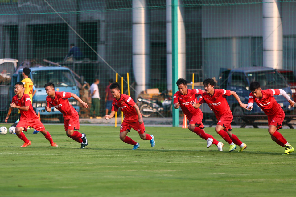 Chiều 20/8, tuyển U22 Việt Nam tiếp tục tập luyện trong thời tiết thuận lợi. Huấn luyện viên Park Hang-seo đẩy lịch tập sớm hơn để tránh mưa dông vào cuối buổi chiều với thời tiết ở Hà Nội hiện tại. (Ảnh: Phúc Tá/Vietnam+)