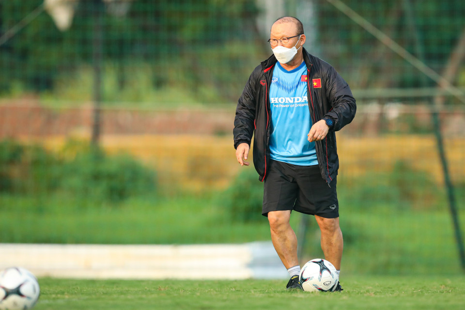 Ông thầy người Hàn Quốc còn làm mẫu cho các học trò trong bài tập đi bóng và thực hiện đường chuyền chuẩn xác. (Ảnh: Phúc Tá/Vietnam+)