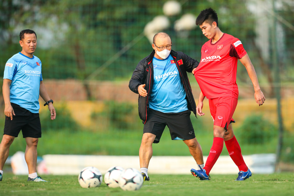 Tuy nhiên, các cầu thủ liên tục thực hiện sai trong bài tập khiến huấn luyện viên Park Hang-seo phải đích thân chỉ dẫn. (Ảnh: Phúc Tá/Vietnam+)