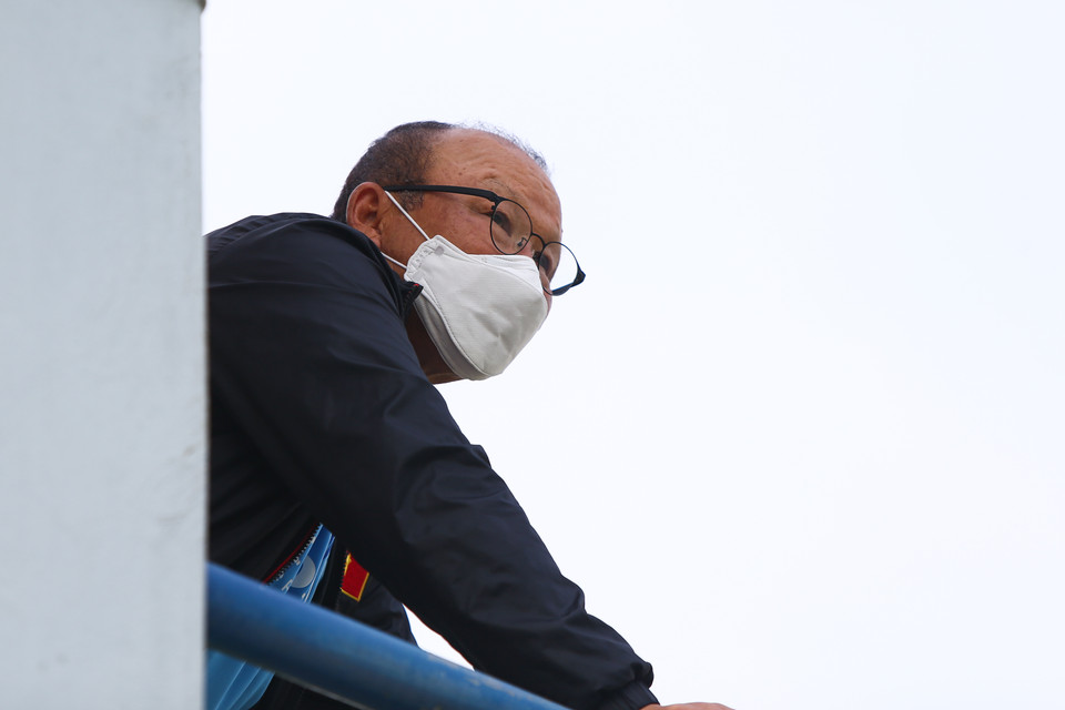 Ông Park tiếp tục theo sát hai đội tập luyện, đưa ra chỉ đạo chung với ban huấn luyện riêng ở hai đội nhỏ. Ông chọn một vị trí trên cao giúp dễ dàng quan sát. (Ảnh: Phúc Tá/Vietnam+)