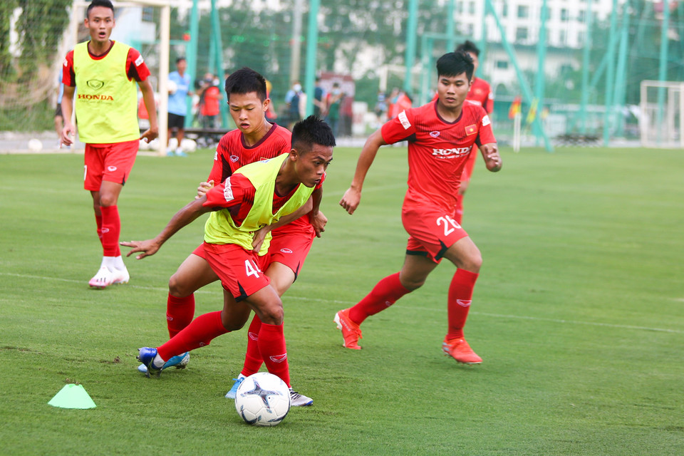 Buổi tập chiều 20/8, các cầu thủ U22 Việt Nam được thi đấu đối kháng trong phần lớn thời gian. Ngày mai (21/8), toàn đội U22 Việt Nam có buổi thi đấu nội bộ giữa hai đội nhỏ như được chia từ ban đầu. (Ảnh: Phúc Tá/Vietnam+)