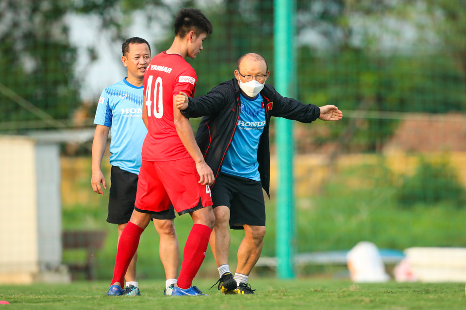 Trong ảnh, ông Park hướng dẫn trực tiếp cầu thủ Nhâm Mạnh Dũng ở bài tập chuyền bóng, di chuyển và quan sát khoảng trống. (Ảnh: Phúc Tá/Vietnam+)