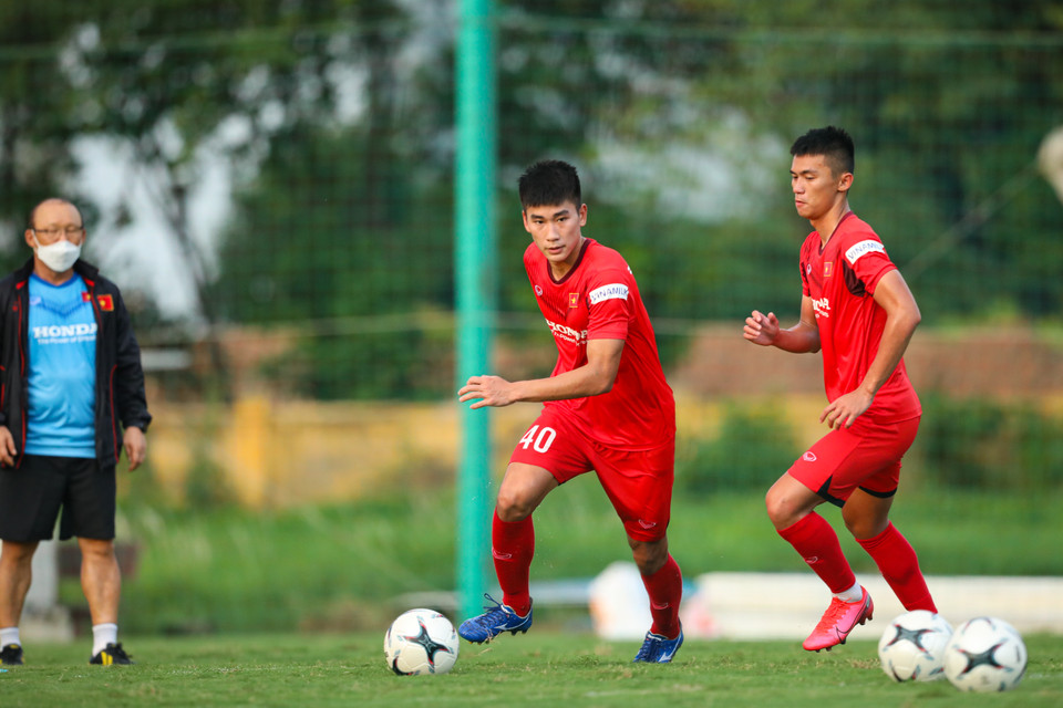 Phải mất nhiều thời gian được ông Park chỉ dẫn, Nhâm Mạnh Dũng mới có thể hoàn thành tốt bài tập. (Ảnh: Phúc Tá/Vietnam+)