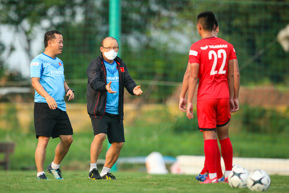 Ông thầy người Hàn Quốc dành nhiều thời gian để chỉ bảo từng chi tiết cho Mạnh Dũng cũng như nhóm cầu thủ còn lại. (Ảnh: Phúc Tá/Vietnam+)