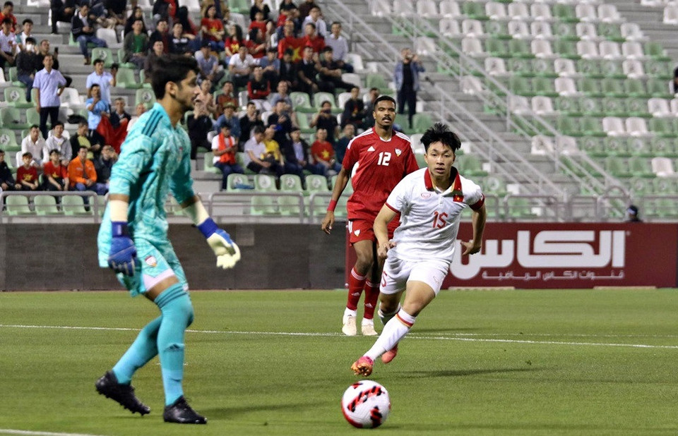 U23 Việt Nam tiếp tục nhập cuộc chậm rãi, tập trung kiểm soát bóng và giữ vững cự ly đội hình nhằm hạn chế tối đa sức mạnh tấn công đa dạng từ đối thủ. (Ảnh: VFF)