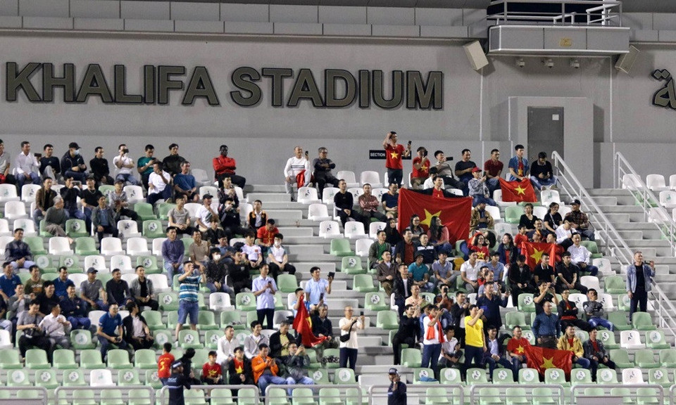 Tuy nhiên, U23 Việt Nam vẫn nhận được sự đồng hành và cổ vũ từ khán giả có mặt trên khán đài sân vận động Qatar University. (Ảnh: VFF) 