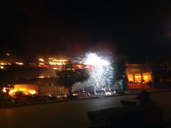 Đám cháy lan vào dây điện khiến lửa tung tóe