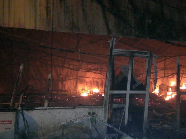 Đám cháy thiêu rụi xưởng đồ gỗ, được cho là nơi đám cháy bắt đầu bùng lên và lan ra