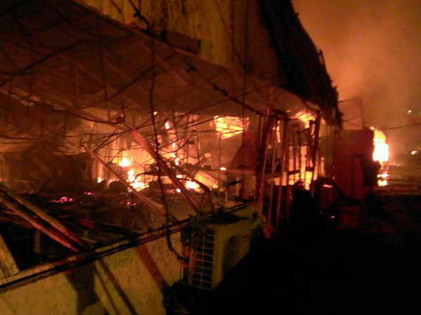 Đám cháy thiêu rụi xưởng đồ gỗ, được cho là nơi đám cháy bắt đầu bùng lên và lan ra