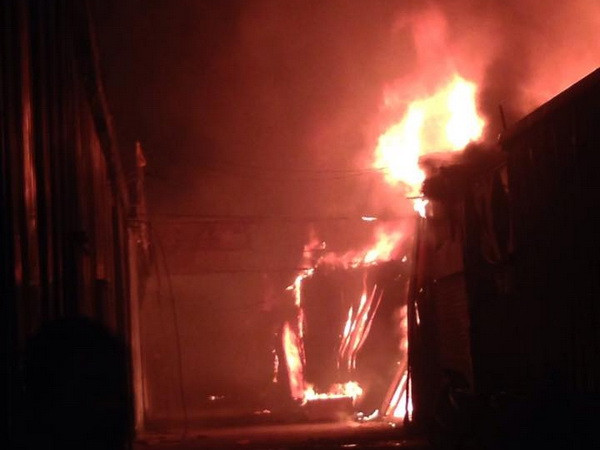 Một kiost bị cháy rụi