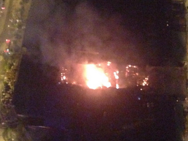 Lửa bốc lên dữ dội