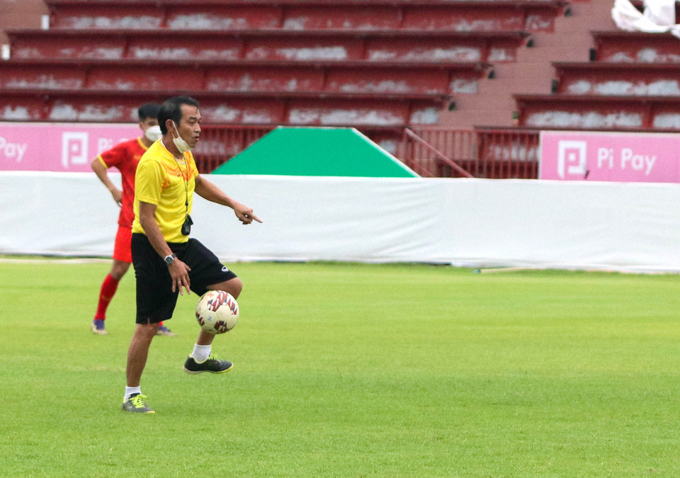 Huấn luyện viên Đinh Thế Nam tiếp tục không ngừng nhắc nhở học trò giữ vững sự quyết tâm, trong khi tiếp tục rèn luyện cho U23 Việt Nam các bài tấn công. (Ảnh: VFF)