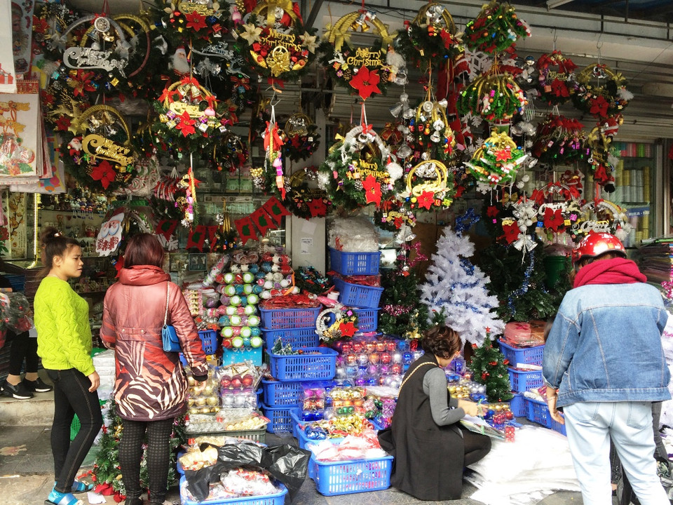 Các vòng kết chúc mừng Giáng sinh được nhiều người chọn mua và có giá từ 65.000-250.000 đồng tùy thuộc vào kích cỡ. (Ảnh: Thanh Tâm/Vietnam+) 