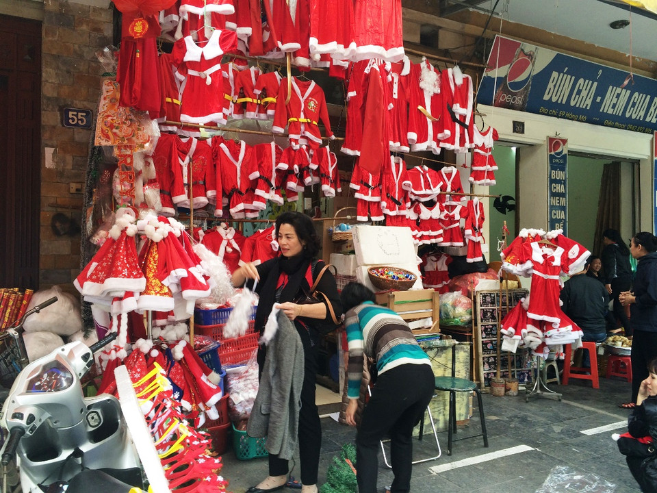 Giá mỗi bộ quần áo, váy áo dành cho trẻ em dao động từ 90.000 – 200.000 đồng/bộ tùy theo độ tuổi có kèm theo mũ. (Ảnh: Thanh Tâm/Vietnam+)