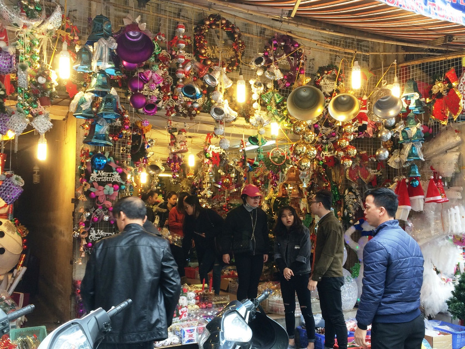 Các cửa hàng trên phố Hàng Mã những ngày này luôn nhộn nhịp người mua các mặt hàng trang trí cho ngày Giáng sinh. (Ảnh: Thanh Tâm/Vietnam+) 