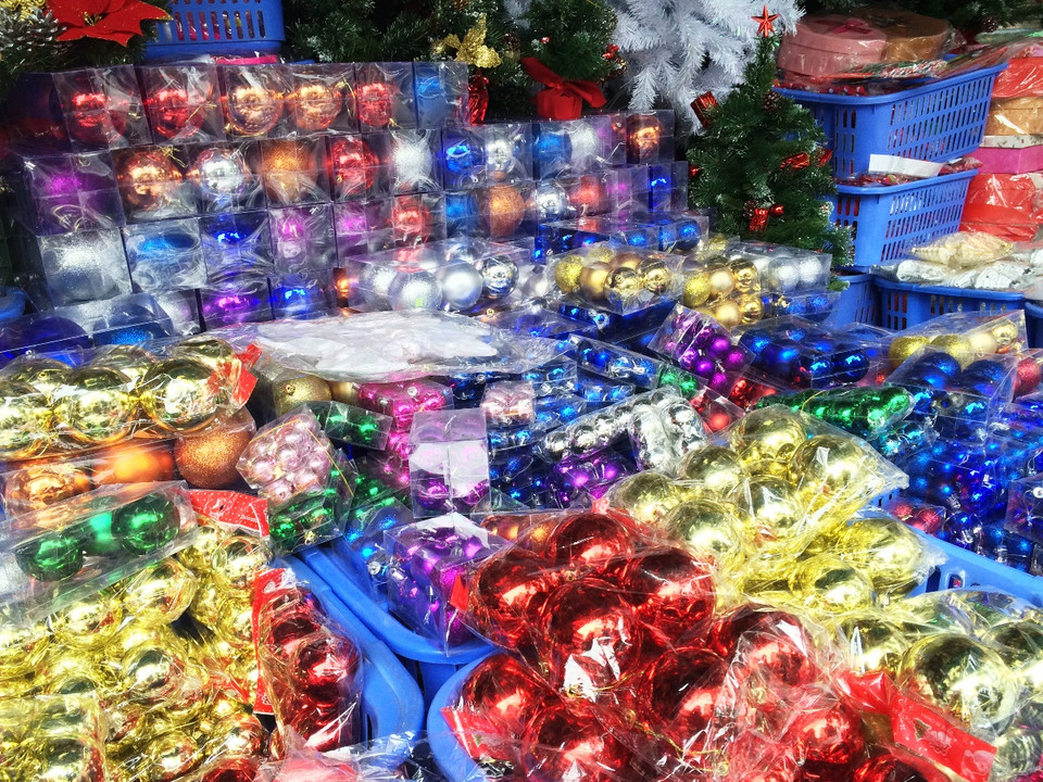 Các quả cầu nhiều màu sắc là vật trang trí không thể thiếu cho cây thông Noel, được bán với giá dao động từ 50.000-200.000 đồng tùy thuộc vào kích cỡ và số quả cầu. (Ảnh: Thanh Tâm/Vietnam+)
