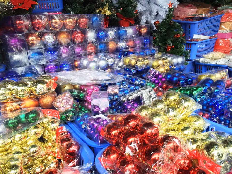 Các quả cầu nhiều màu sắc là vật trang trí không thể thiếu cho cây thông Noel, được bán với giá dao động từ 50.000-200.000 đồng tùy thuộc vào kích cỡ và số quả cầu. (Ảnh: Thanh Tâm/Vietnam+)