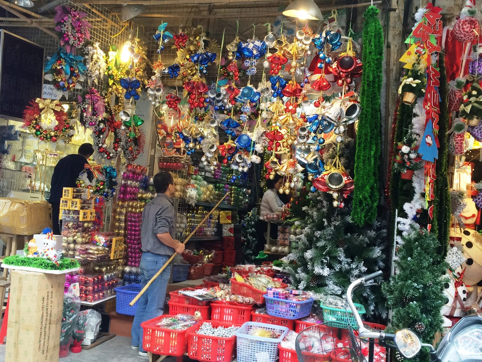 Hàng trăm sản phẩm được bày bán để trang trí với mức giá dao động từ 20.000 đồng đến hơn vài triệu đồng/sản phẩm, tùy loại. (Ảnh: Thanh Tâm/Vietnam+)