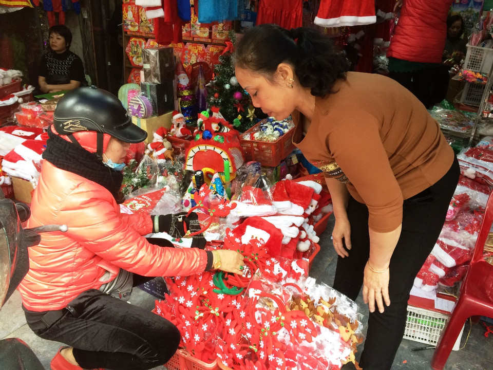 Khách hàng lựa chọn những chiếc bờm nhỏ xinh để làm quà tặng. (Ảnh: Thanh Tâm/Vietnam+)