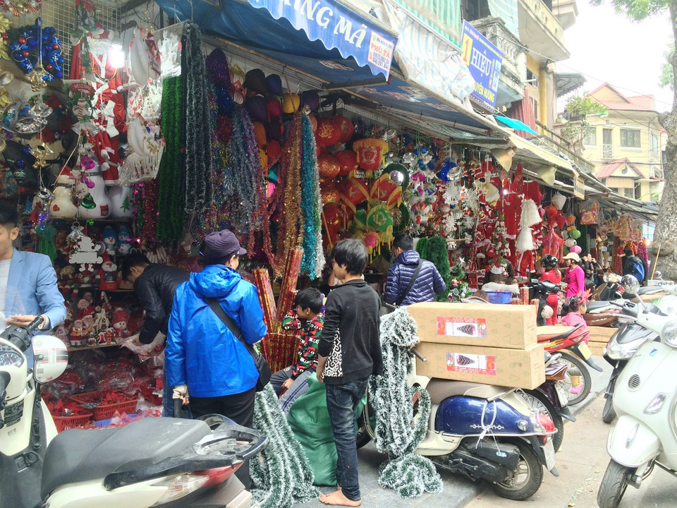 Các sản phẩm trang trí Noel được bày bán lung linh và trang hoàng khắp tuyến phố Hàng Mã. (Ảnh: Thanh Tâm/Vietnam+)./.