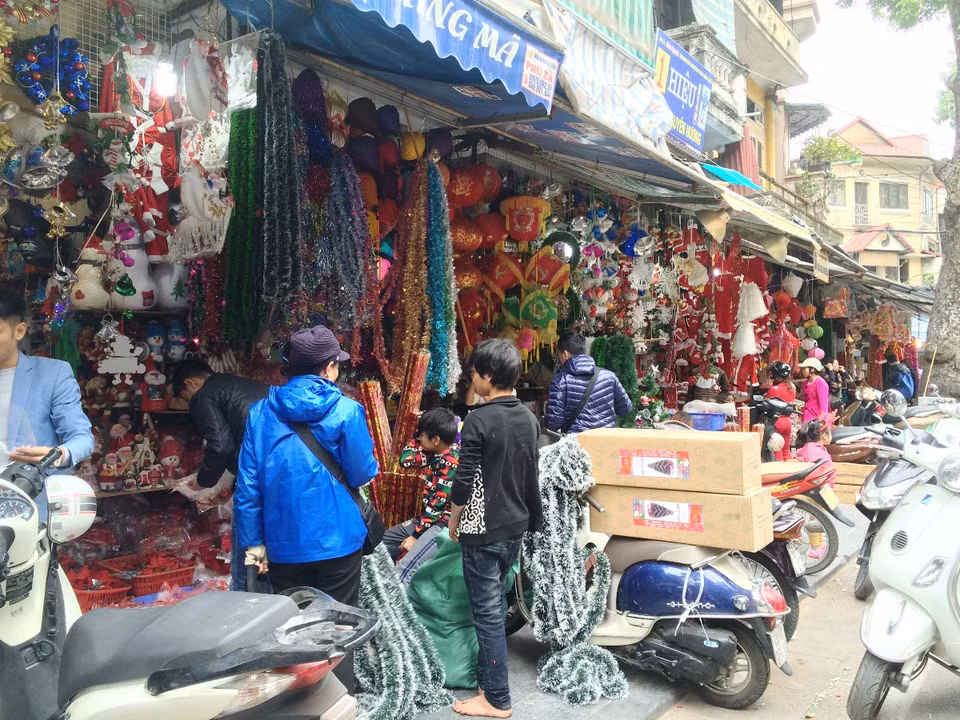 Các sản phẩm trang trí Noel được bày bán lung linh và trang hoàng khắp tuyến phố Hàng Mã. (Ảnh: Thanh Tâm/Vietnam+)./.