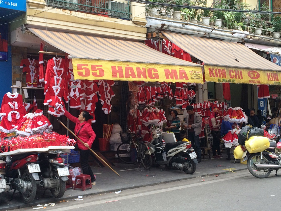 Bộ đồ Noel dành cho người lớn có kèm theo đầy đủ phụ kiện như mũ, râu, túi quà, chất liệu nhung có giá từ 300.000-900.000 đồng/bộ, tùy theo theo chất lượng. (Ảnh: Thanh Tâm/Vietnam+)