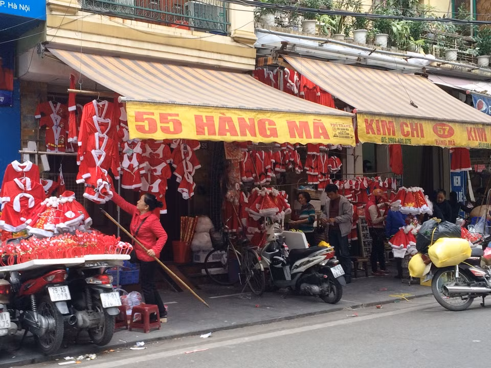 Bộ đồ Noel dành cho người lớn có kèm theo đầy đủ phụ kiện như mũ, râu, túi quà, chất liệu nhung có giá từ 300.000-900.000 đồng/bộ, tùy theo theo chất lượng. (Ảnh: Thanh Tâm/Vietnam+)