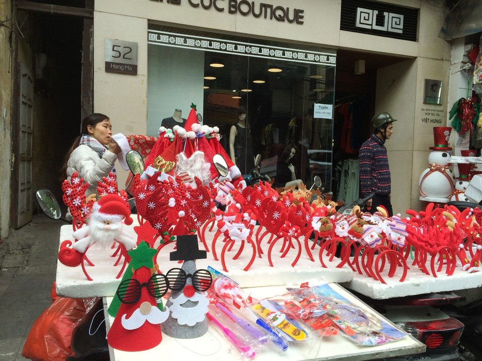 Đa dạng các mẫu bờm xinh cho ngày Noel với mức giá chỉ từ 20.000-70.000 đồng/chiếc. (Ảnh: Thanh Tâm/Vietnam+)