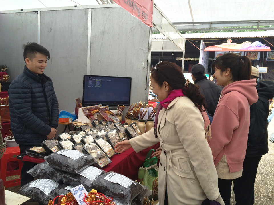 Nấm tươi có giá 45.000-150.000 đồng/túi thu hút người mua lựa chọn. (Ảnh: Thanh Tâm/Vietnam+)