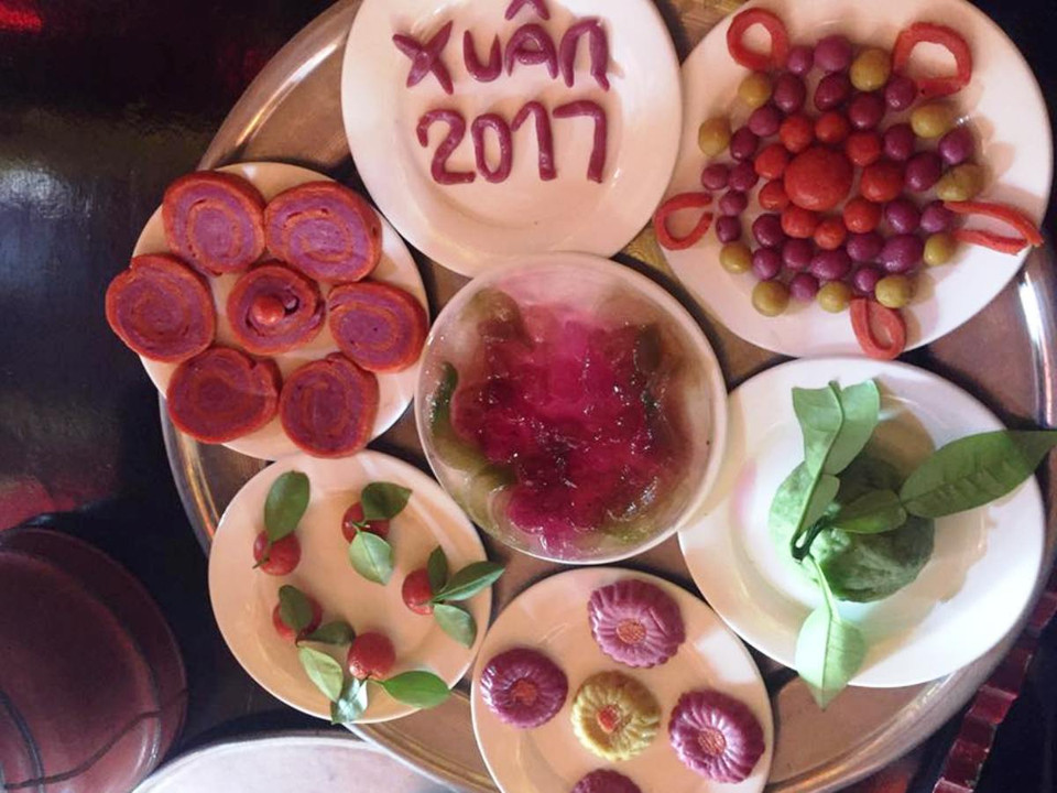 Các loại bánh được kết hợp từ nhiều màu sắc khác nhau và các loại màu đều làm từ các loại lá cây từ thiên nhiên rất an toàn. (Ảnh: Thanh tâm/Vietnam+)