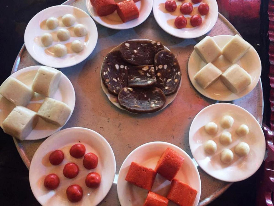 Bánh trôi được làm màu trắng và màu đỏ biểu tượng sum vầy, may mắn. (Ảnh: Thanh Tâm/Vietnam+)