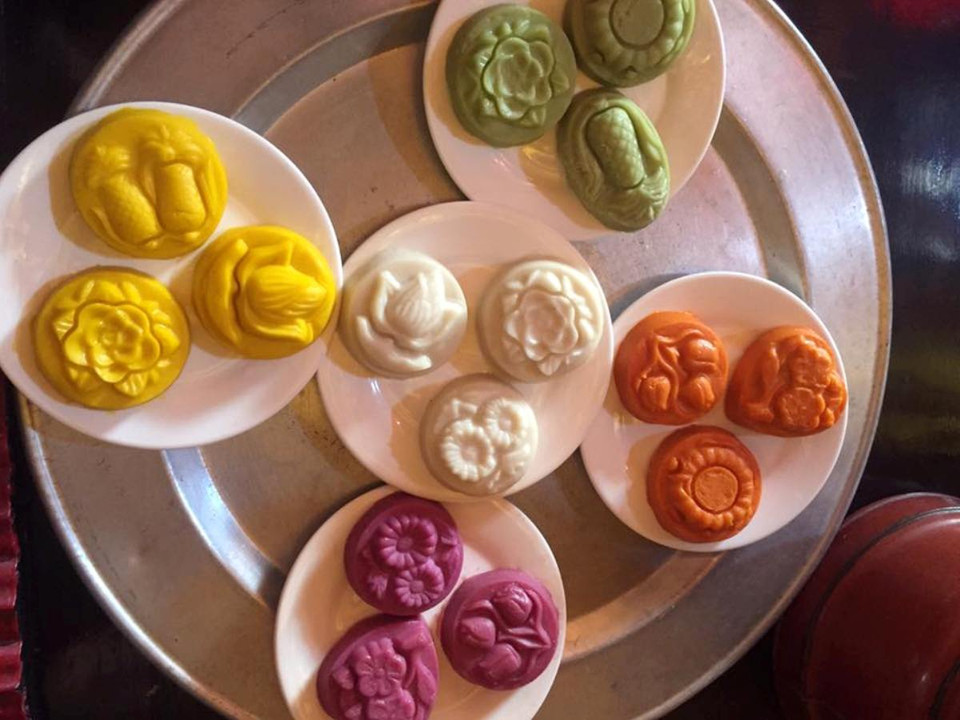 Những món bánh được phối màu bắt mắt và làm nhiều kiểu khuôn trông lạ mắt. (Ảnh: Thanh Tâm/Vietnam+)