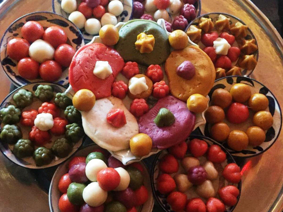 Các loại bánh không hề dùng hóa chất hay phẩm màu hóa học mà được làm hoàn toàn bằng bột và màu lá cây. (Ảnh: Thanh Tâm/Vietnam+)