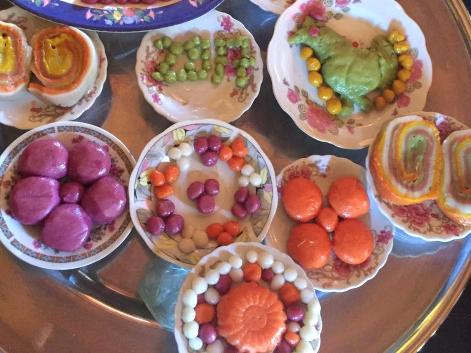 Các loại bánh này được làm bằng bột gạo nếp và màu của các loại lá cây, quả tại địa phương. (Ảnh: Thanh Tâm/Vietnam+)