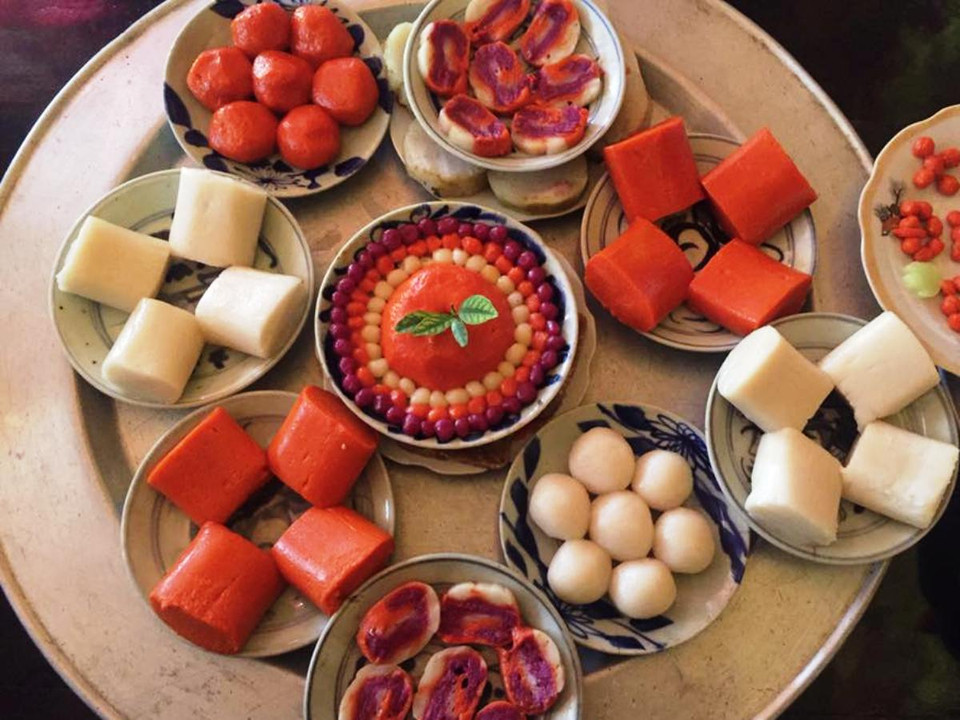 Mâm bánh đầy đủ là mâm bánh phải có bánh cuốn, bánh ong, bánh trôi, bánh tét và các loại bánh trang trí. (Ảnh: Thanh Tâm/Vietnam+)