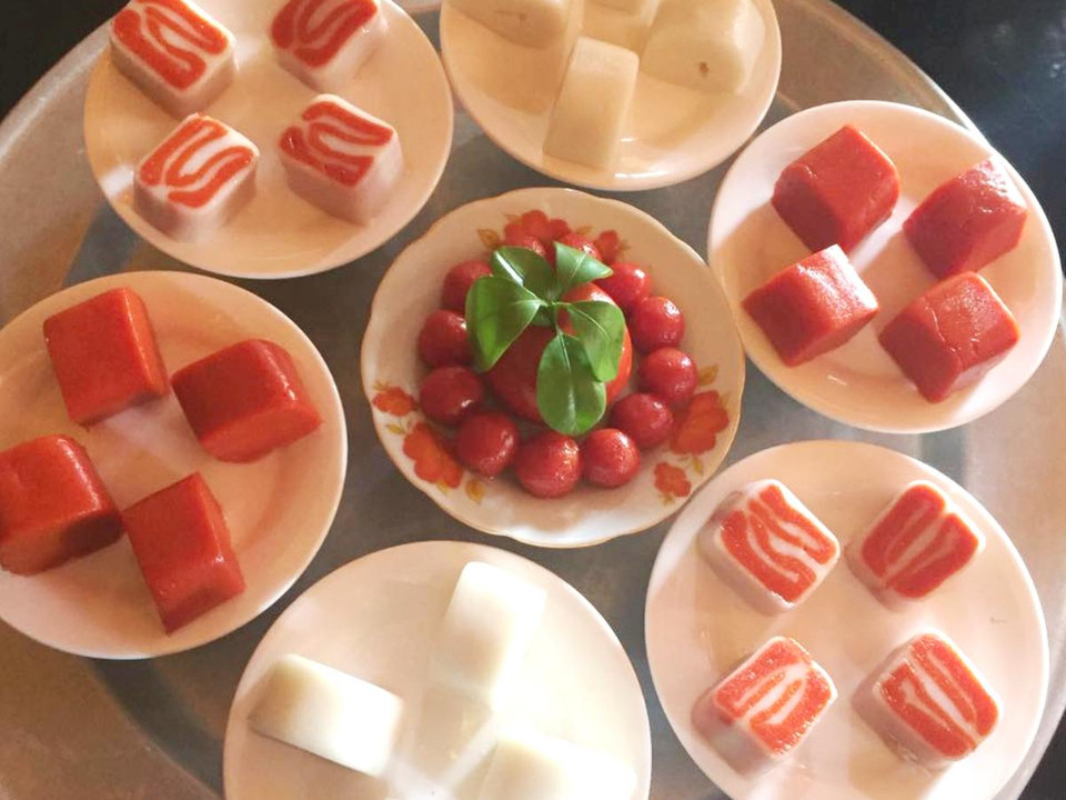 Đa dạng các loại bánh cổ truyền trong mâm cúng ngày Tết của người dân xứ Nghệ. (ẢnhL Thanh Tâm/Vietnam+)