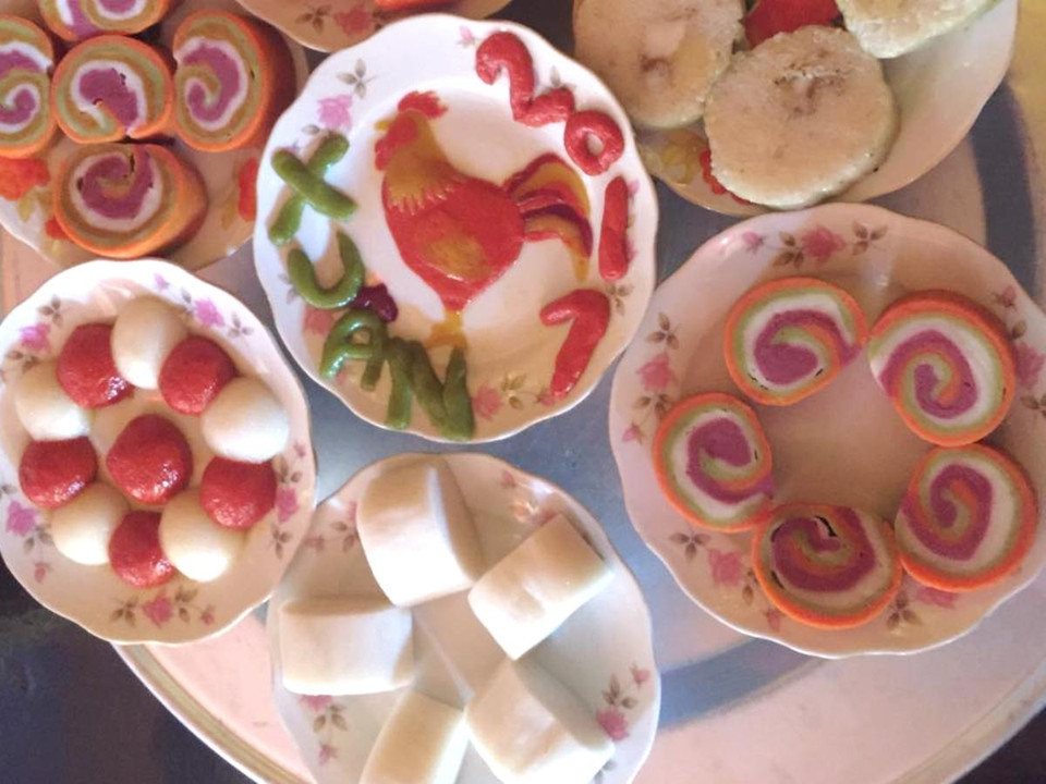 Việc làm bánh cũng là một dịp để nhiều chị em thể hiện tài khéo léo, đảm đang của mình. (Ảnh: Thanh Tâm/Vietnam+)./.