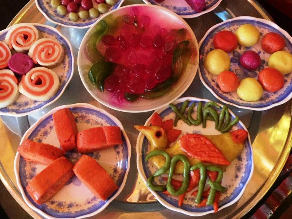 Nhiều chị em sáng tạo kết hợp làm thêm những món bánh độc đáo như bánh thạch để trưng lên mâm bánh thờ ngày Tết. (Ảnh: Thanh Tâm/Vietnam+)